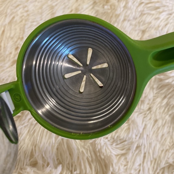 Chef’n hand juicer. Very heavy duty and excellent shape. 2 lime bowls included! - Picture 4 of 9